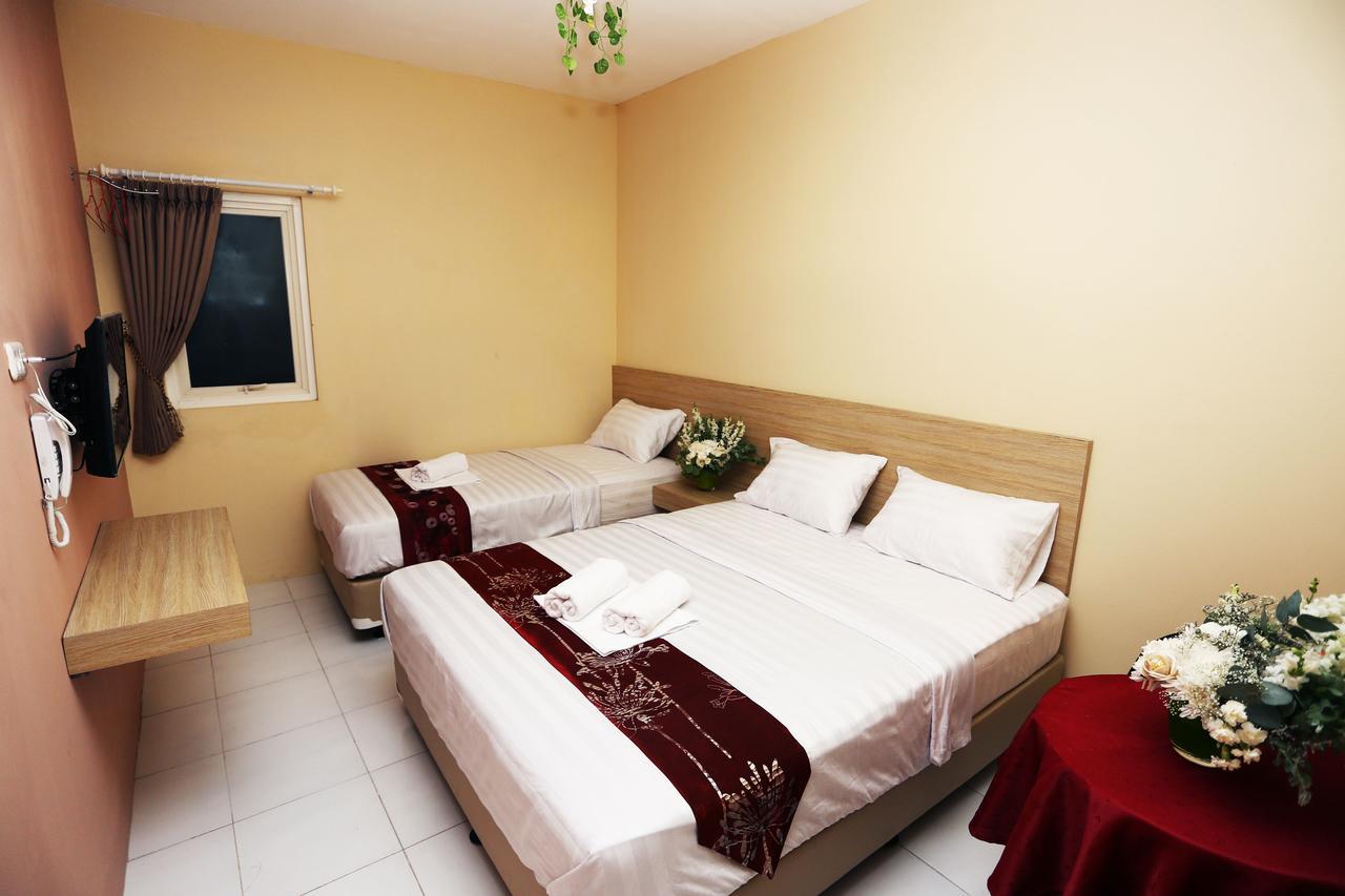 C.Stone Hotel Сурабая Екстериор снимка